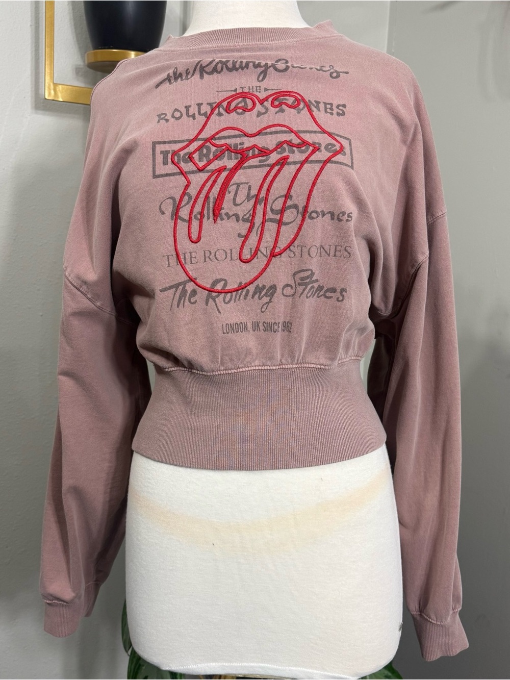 Rolling Stones Women’s Medium Cropped Sweatshirt Mauve Pink Embroidered Tongue - Picture 2 of 7